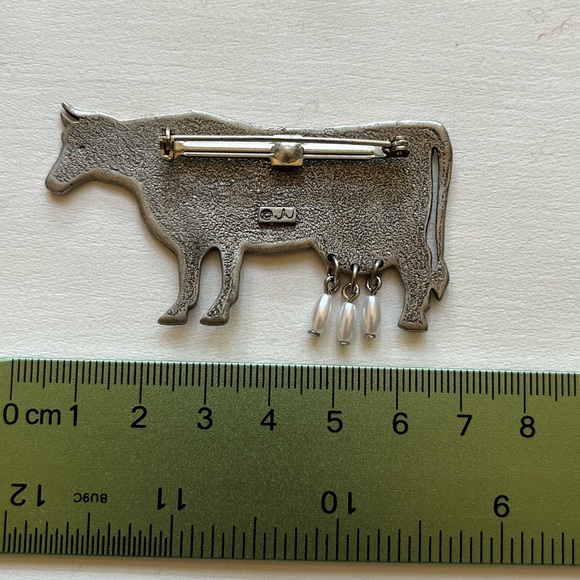 Vintage Signed JJ Cow with faux pearl dangles brooch. - Picture 3 of 4